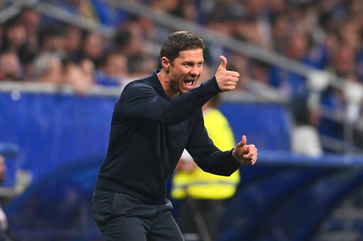 Xabi Alonso annuisce dalla panchina