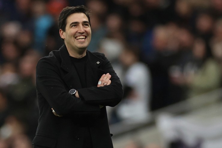 Andoni Iraola sorride a bordo campo