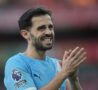 Bernardo Silva applaude all'uscita dal campo