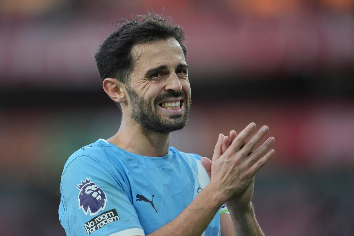 Bernardo Silva applaude all'uscita dal campo