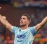 Dusan Vlahovic allarga le braccia dopo il gol
