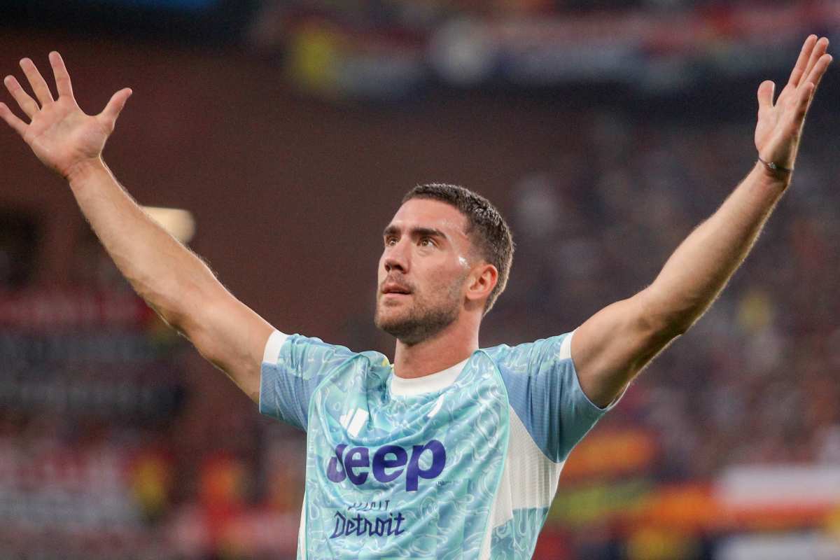 Dusan Vlahovic allarga le braccia dopo il gol