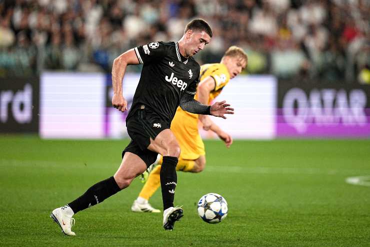 Vlahovic prova a gestire un pallone