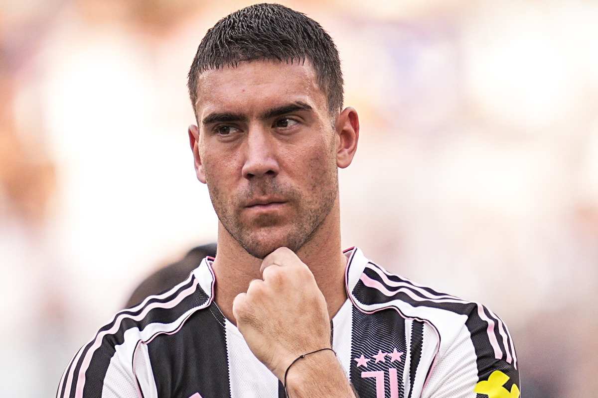 Dusan Vlahovic pensieroso a bordocampo