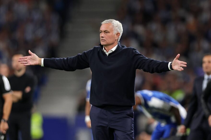 José Mourinho allarga le braccia in panchina