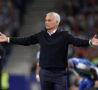 José Mourinho allarga le braccia in panchina