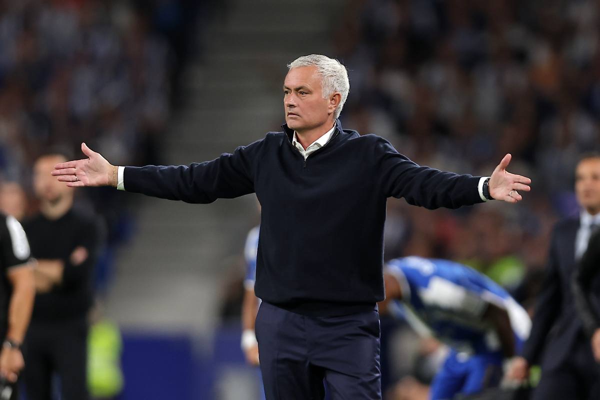 José Mourinho allarga le braccia in panchina