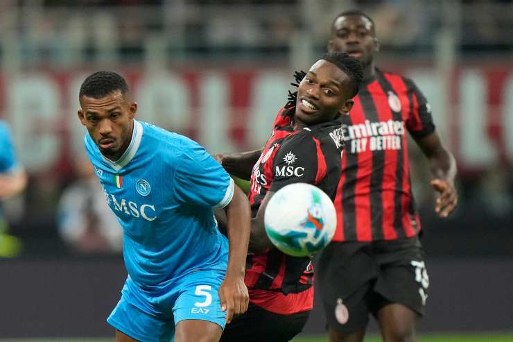 Leao osserva un pallone a distanza