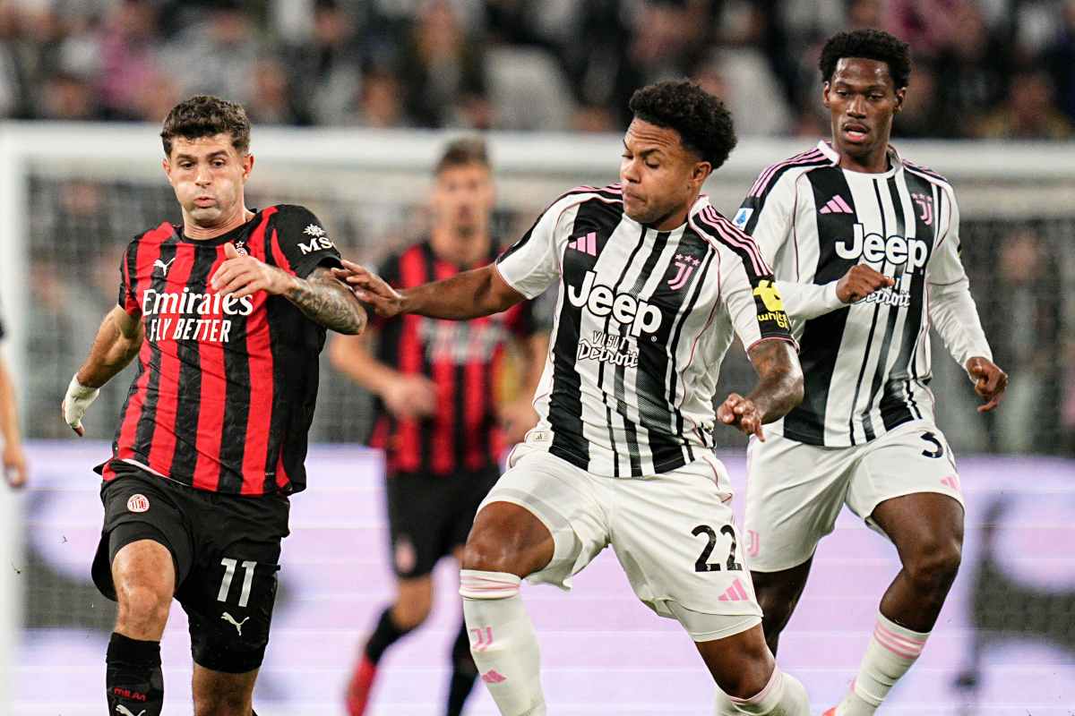 McKennie contende un pallone a Pulisic