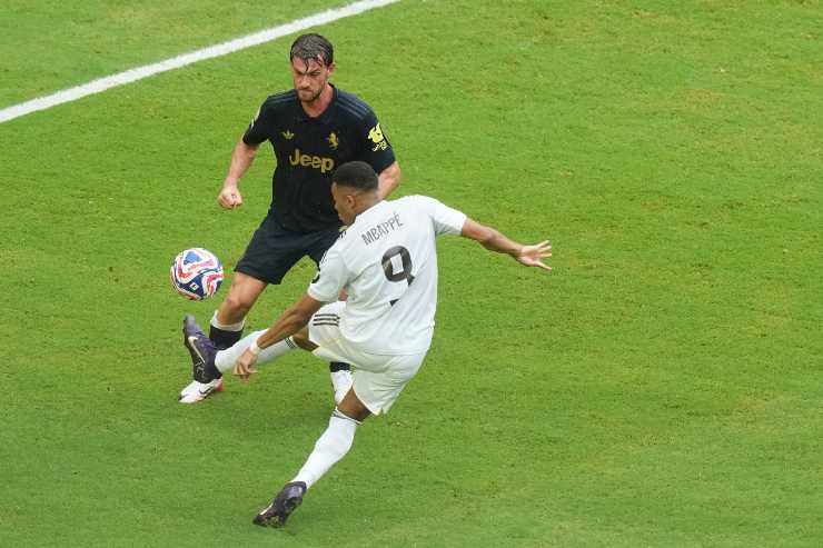 Daniele Rugani prova a fermare Mbappé