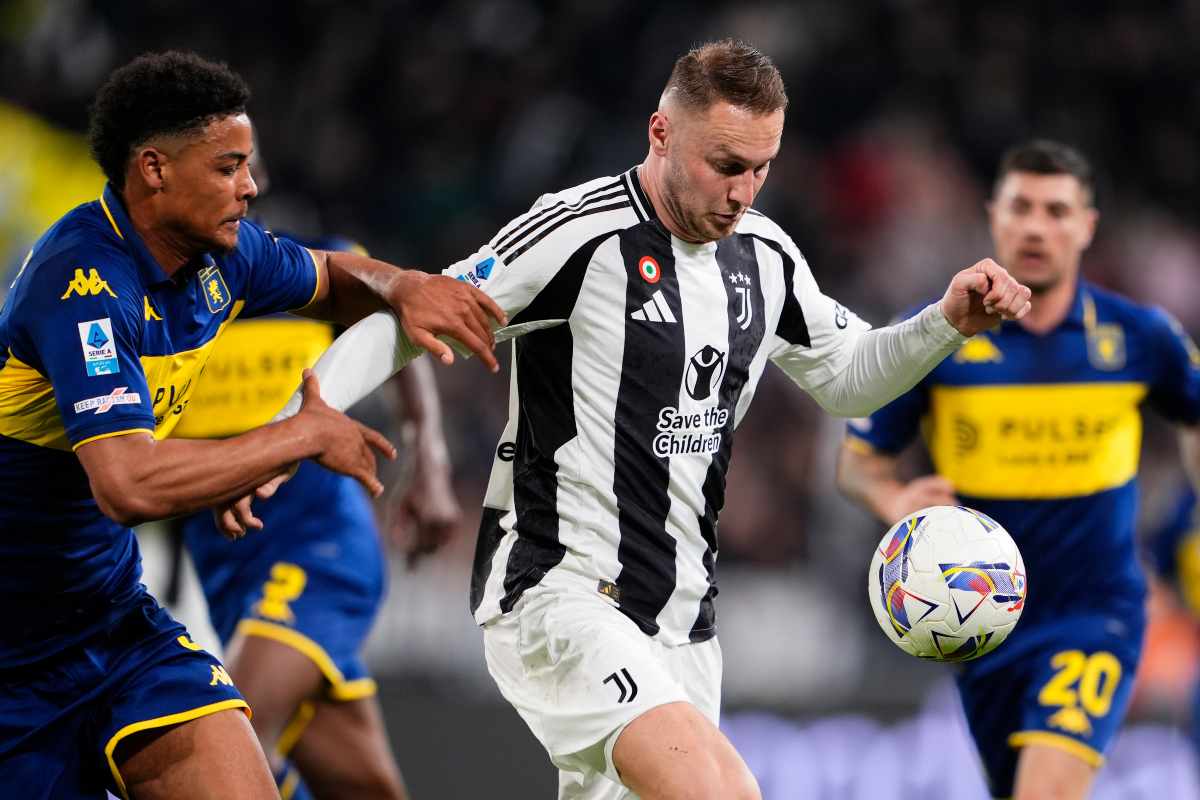 Teun Koopmeiners addomestica un pallone