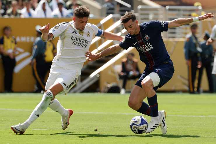 Valverde prova a sradicare il pallone tra i piedi di Fabian Ruiz