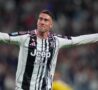 Vlahovic esulta dopo aver siglato un gol