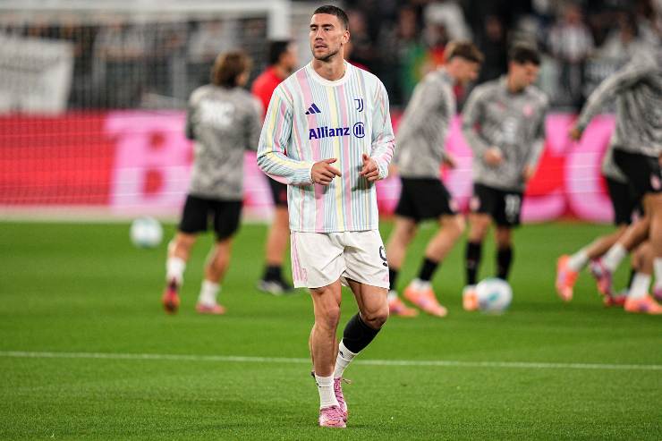 Dusan Vlahovic durante la fase di riscaldamento