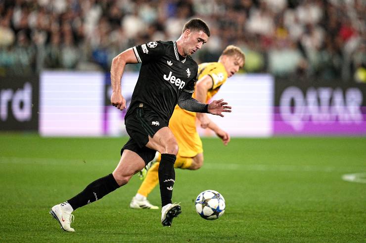 Dusan Vlahovic porta avanti il pallone