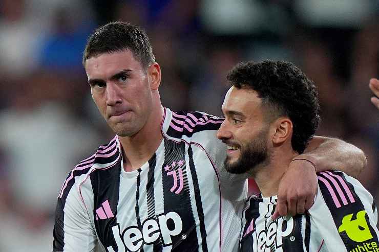 Vlahovic e Joao Mario abbracciati