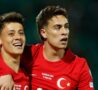 Kenan Yildiz abbraccia Guler