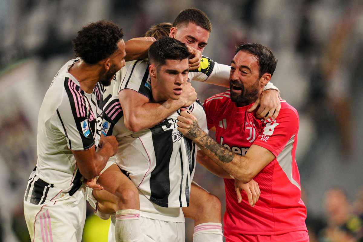 Adzic festeggiato dai compagni dopo il gol all'Inter