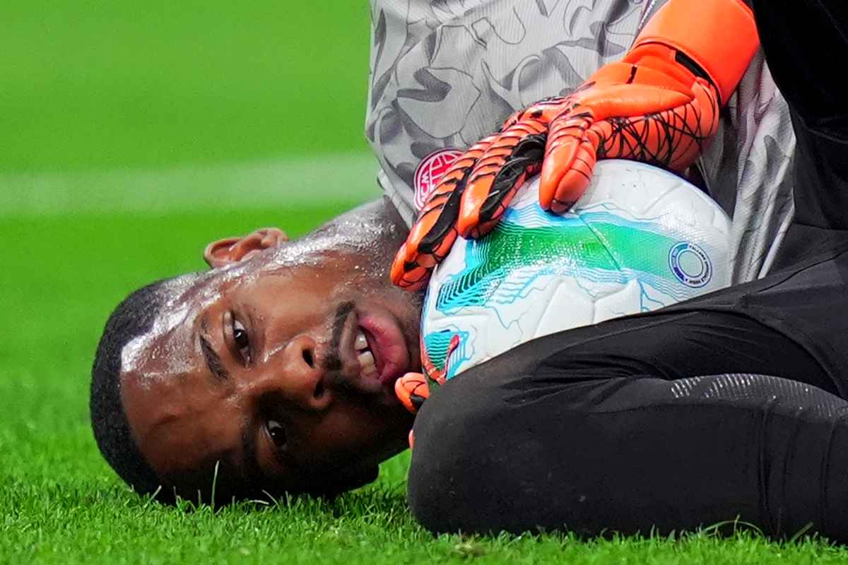Maignan a terra dopo aver bloccato un pallone