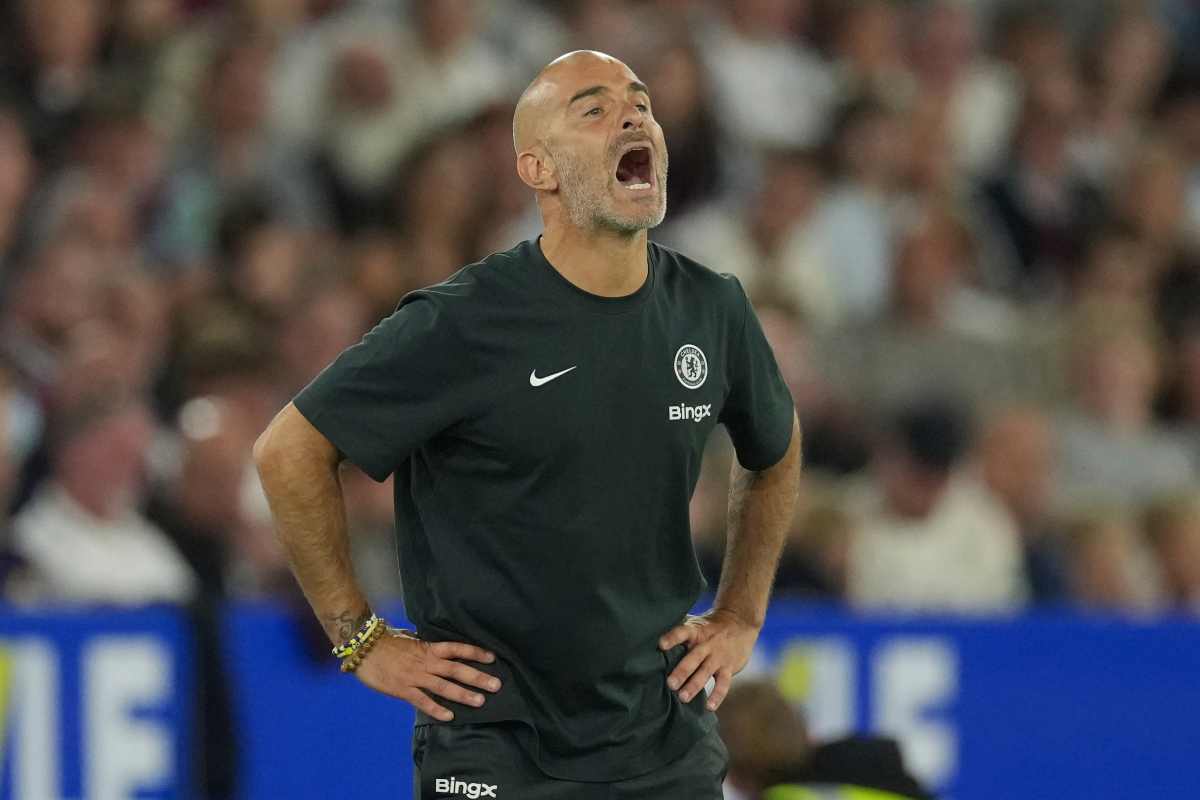 Maresca guida il Chelsea da bordocampo con la bocca aperta