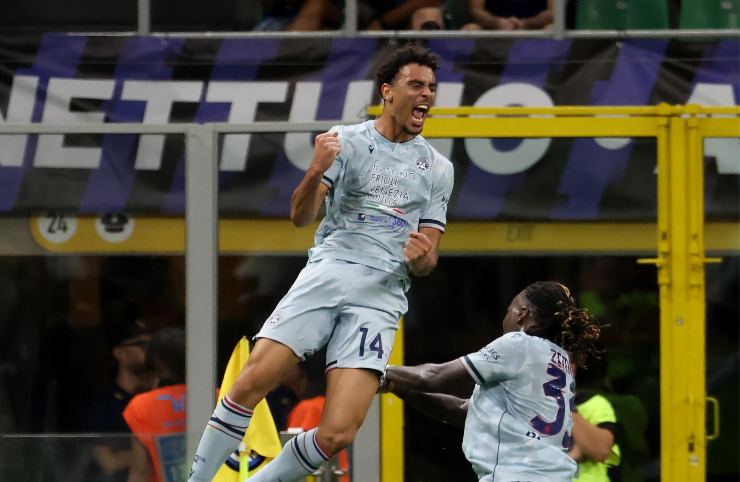 Atta esulta dopo un gol con l'Udinese