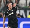 Dusan Vlahovic esulta dopo un gol con la maglia della Juve