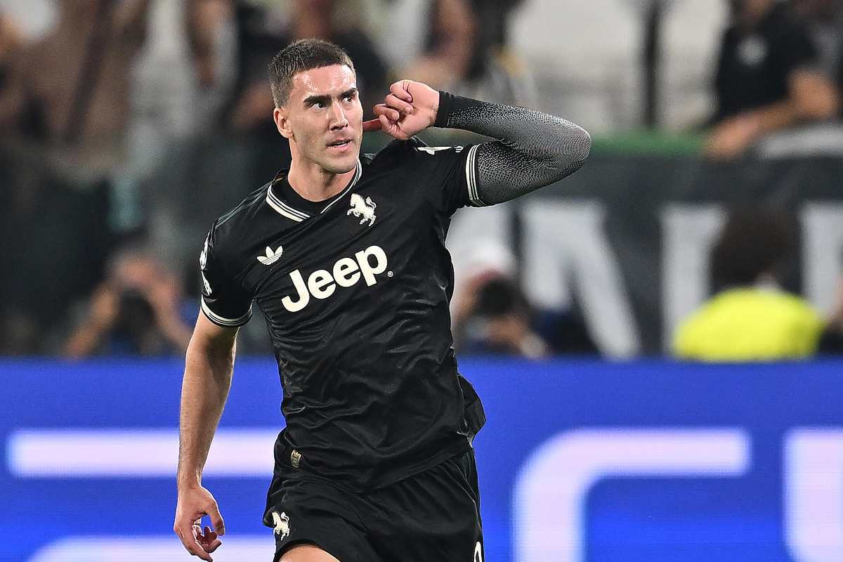 Dusan Vlahovic esulta dopo un gol con la maglia della Juve
