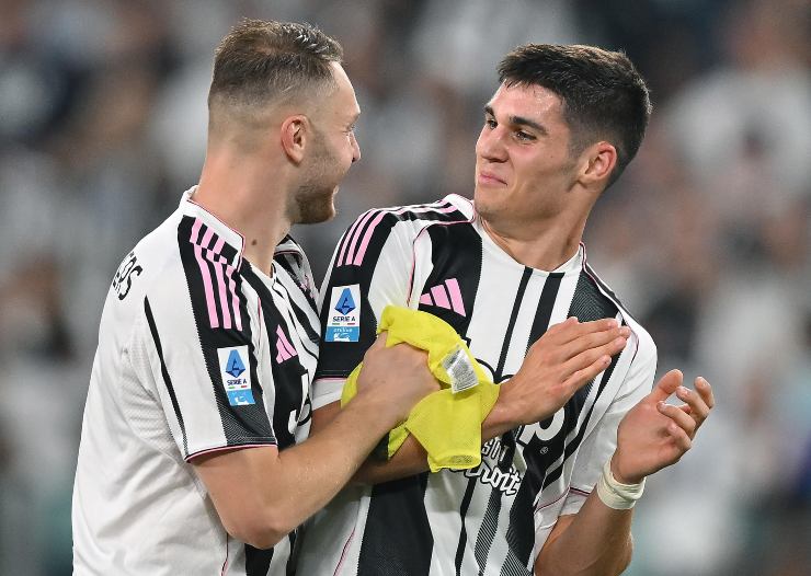 Adzic festeggiato da Koopmeiners dopo il gol all'Inter