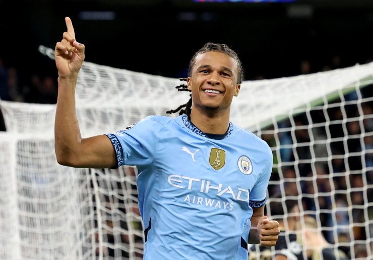 Ake esulta dopo un gol col Manchester City