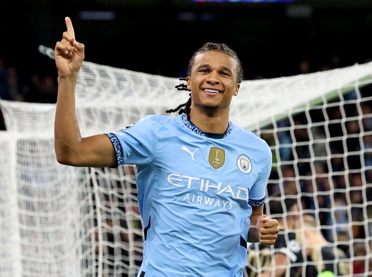 Ake esulta dopo un gol col City