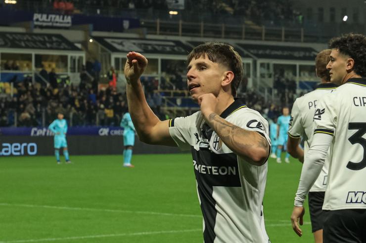 Bernabé esulta dopo il gol al Cagliari