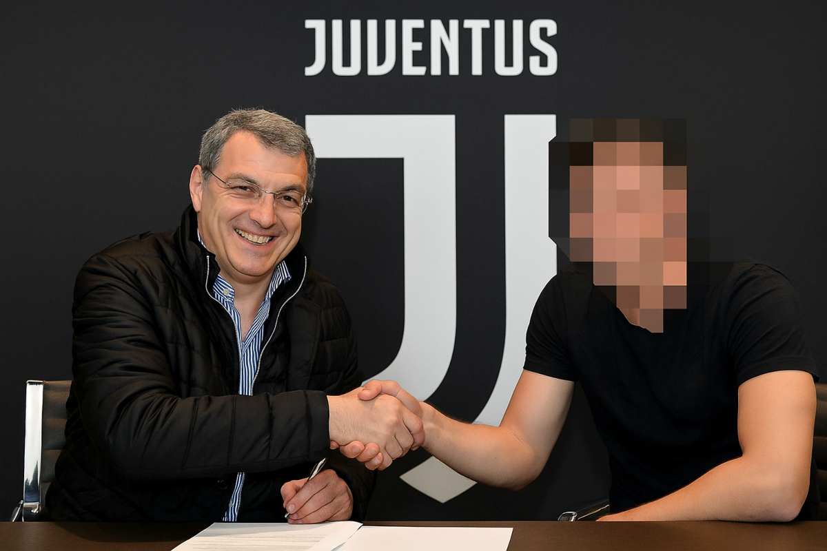 Comolli stringe la mano ad un calciatore immaginario dopo la firma del contratto, immagine creata con intelligenza artificiale