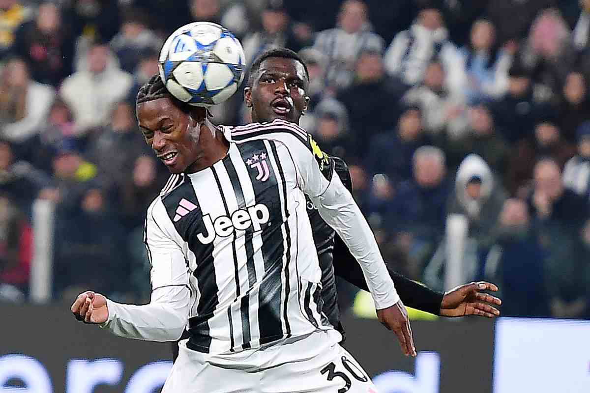 Jonathan David colpisce la palla di testa durante una partita della Juventus
