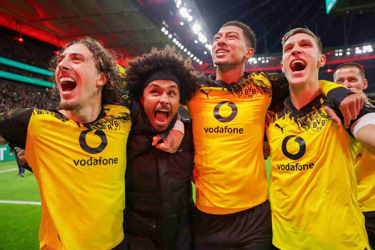 Fabio Silva festeggia coi compagni del Borussia Dortmund