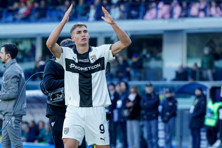 Pellegrino esulta dopo un gol col Parma in casa del Verona