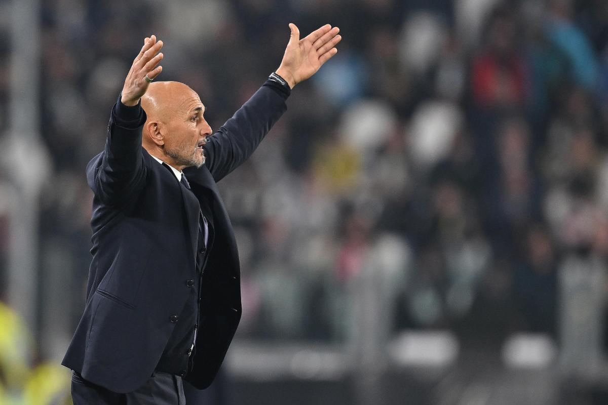 Spalletti allarga le braccia durante la partita