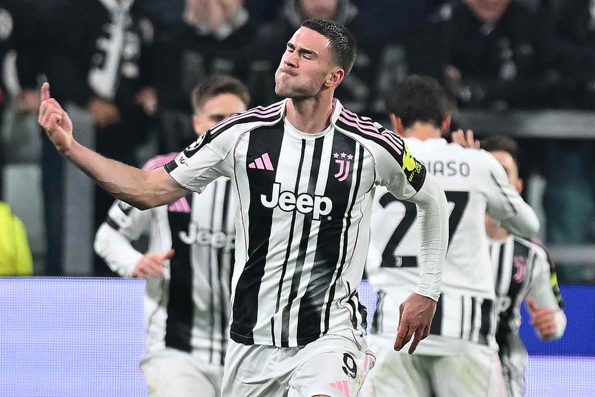 Vlahovic esulta dopo un gol con la Juve