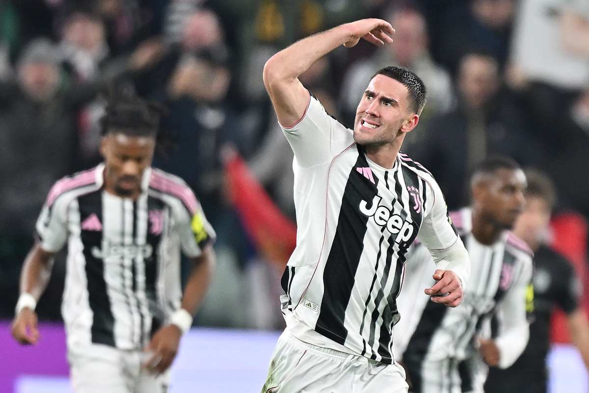 Vlahovic esulta dopo un gol con la Juve