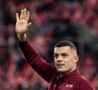 Xhaka saluta i tifosi allo stadio