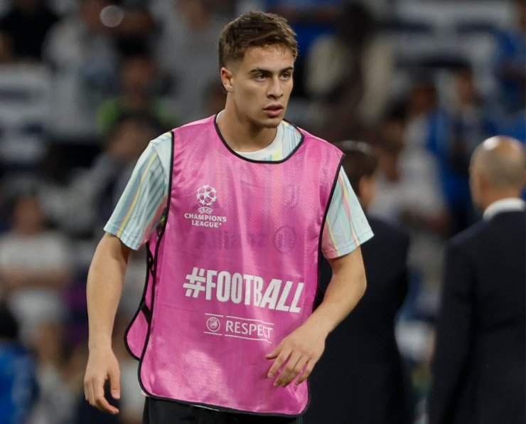 Yildiz si riscalda prima di entrare in campo