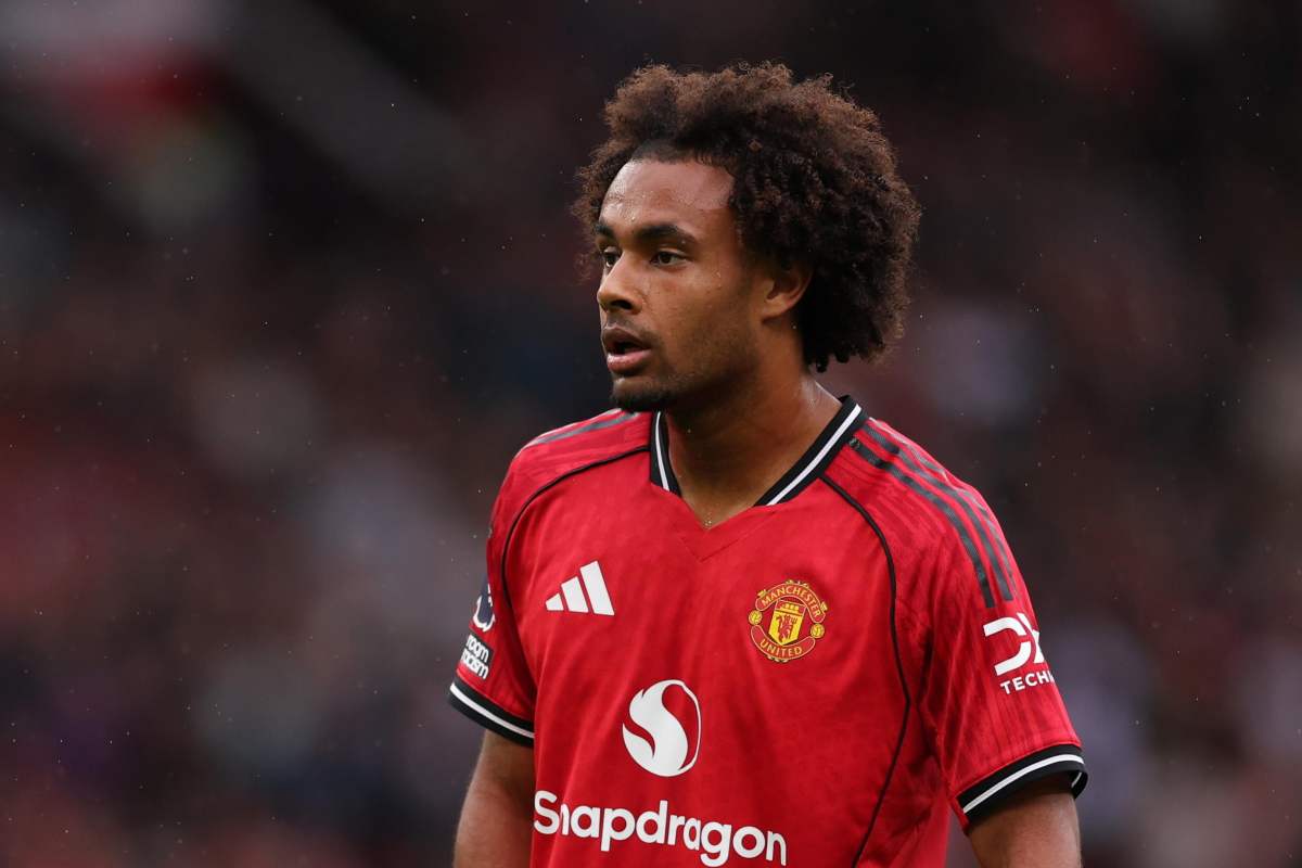 Zirkzee in azione con il Manchester United