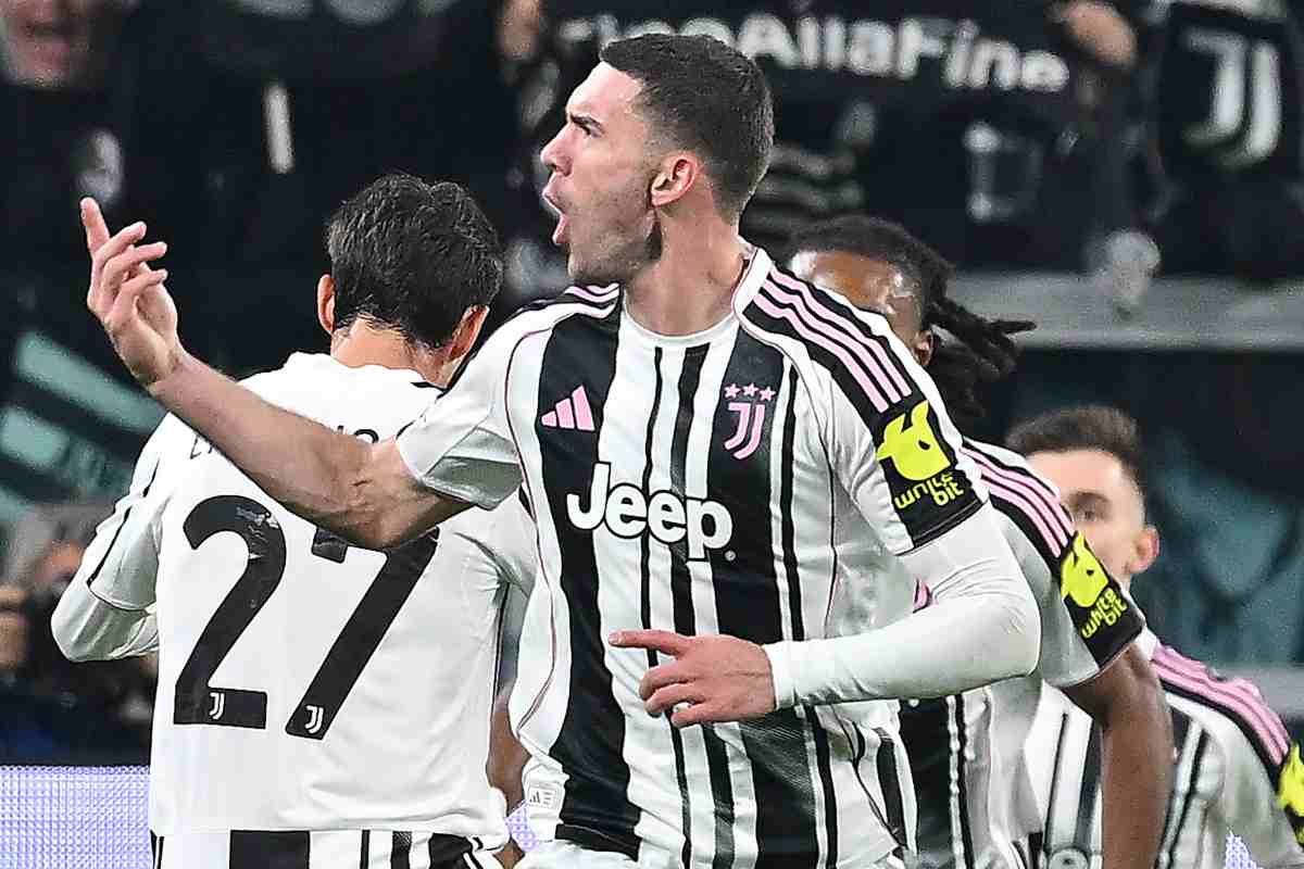 Dusan Vlahovic esulta dopo il gol