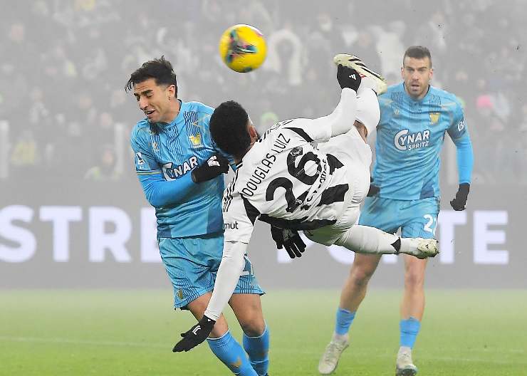 douglas luiz prova la rovesciata