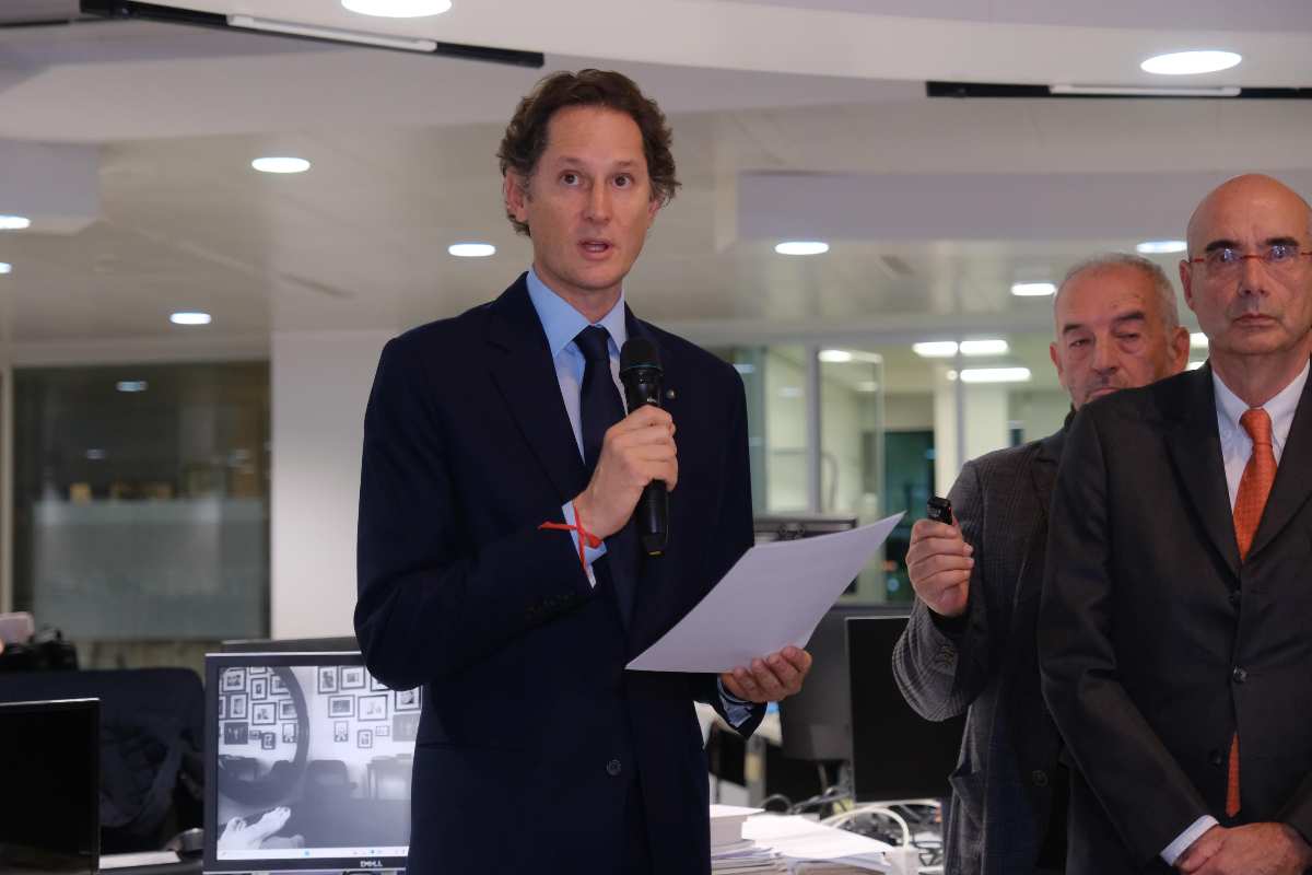 elkann al microfono