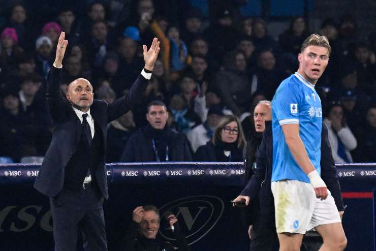 spalletti si agita in panchina e hojlund davanti a lui