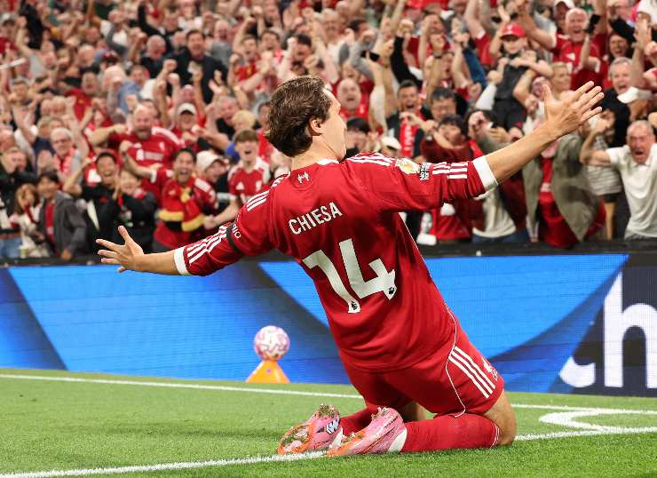 federico chiesa scivola sulle ginocchia