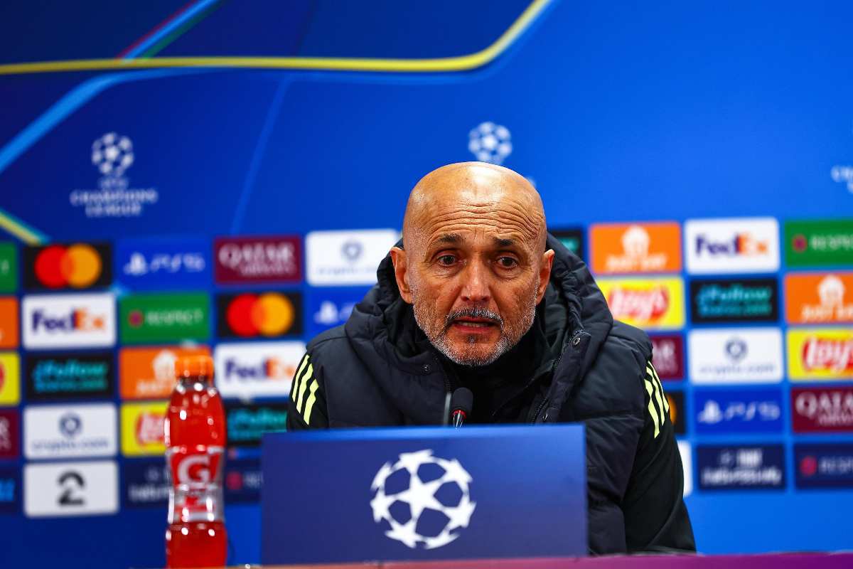 spalletti seduto in conferenza stampa
