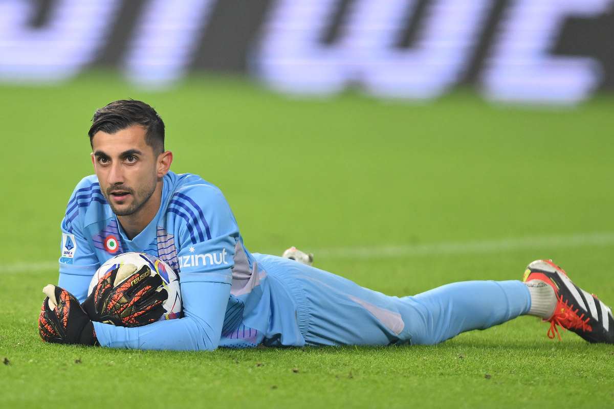 mattia perin disteso con la palla tra le braccia