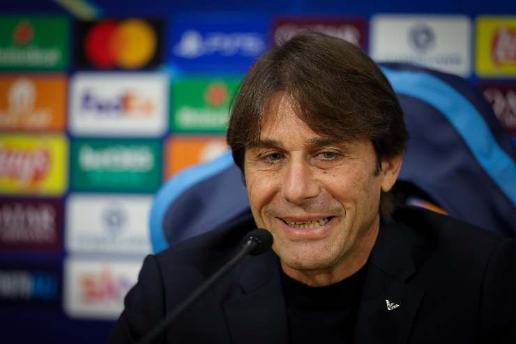 conte sorride in conferenza
