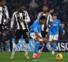 calciatori di napoli e juve in campo